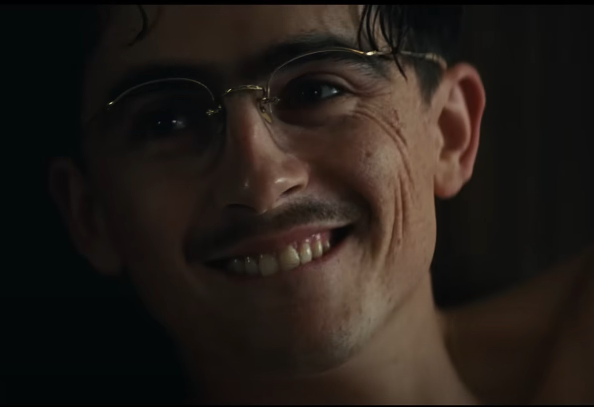 No filme, o ator interpreta Marty, um talentoso e obstinado jogador de tênis de mesa, que se torna uma das grandes lendas norte-americanas do esporte. O personagem é inspirado livremente na figura real de Marty Reisman. 