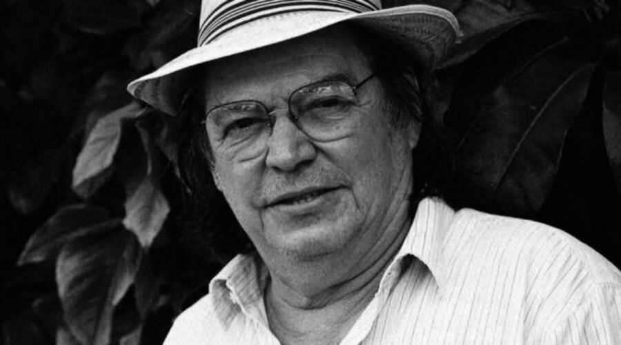 Além disso, Jobim também foi influenciado pelos compositores franceses Claude Debussy e Maurice Ravel, e pelos brasileiros Ary Barroso e Heitor Villa-Lobos, que foi descrito como a influência musical mais importante .