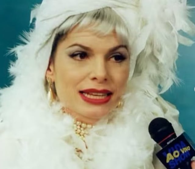 Em 1998, integrou o elenco fixo do humorístico Vida ao Vivo Show, apresentado dentro do Fantástico. Já em 1999, co-protagonizou a novela Andando nas Nuvens, como a jornalista Júlia Montana.
