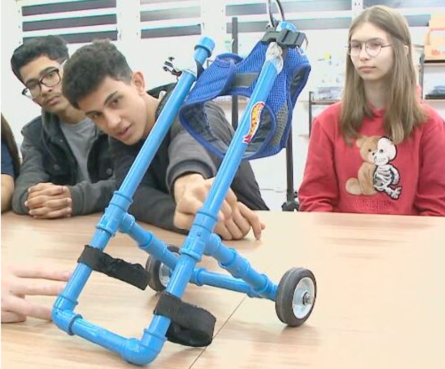 Por isso, a cadeirinha precisa ser leve. Ela é feita de PVC e nylon. 