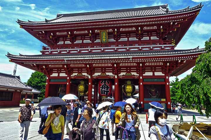 Havia uma cultura de que o objeto seria um adorno para as mulheres, muito por conta de serem cheios de rendas e enfeites. Os homens, por sua vez, utilizavam pastas e jornais como objetos de proteção em dias chuvosos.
