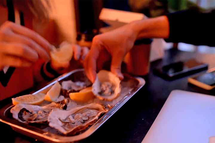 No aspecto gastronômico, as ostras são altamente valorizadas, especialmente as do gênero Crassostrea (como a ostra-do-pacífico) e Ostrea (como a ostra-europeia).