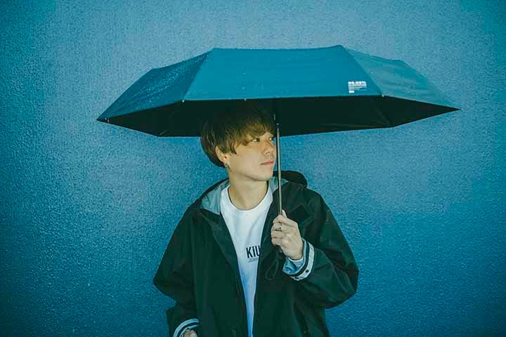 A invenção de guarda-chuvas mais leves e duráveis, como os feitos com nervuras de aço, impulsionou ainda mais sua popularidade. 