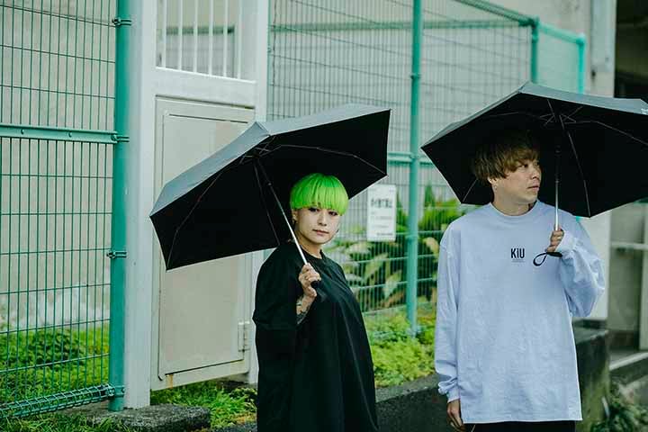 Sua evolução se deu com a mudança de materiais, de ossos de baleia para aço e fibra de vidro, e de tecidos de seda para materiais como o náilon, culminando nos modelos dobráveis de bolso e outras inovações.