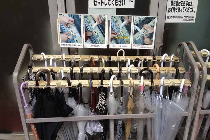 Os chineses desenvolveram um item semelhante há cerca de 4.000 anos, inicialmente para proteger do sol. Acredita-se que a invenção de um modelo para a chuva aconteceu no século XI a.C., foco no primeiro momento na realeza.