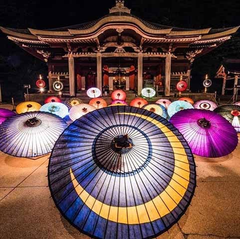 Outro festejo é o Hakata Dontaku, de Fukuoka. Por lá, todos os dias 3 e 4 de maio, os imponentes kasaboko concedem saúde e fortuna a qualquer um que passe por baixo desses objetos.