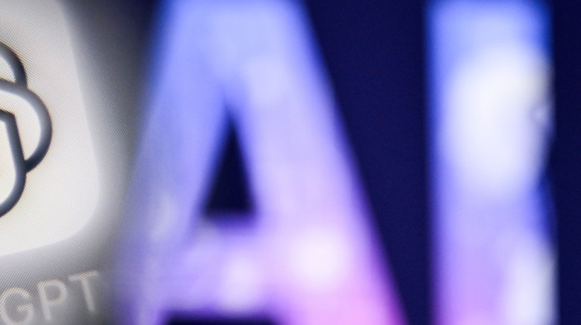 Para que um sistema de inteligência artificial generativa aprenda a escrever um relatório de autópsia, trabalhadores humanos precisam classificar e anotar milhares de imagens de cenas de crime