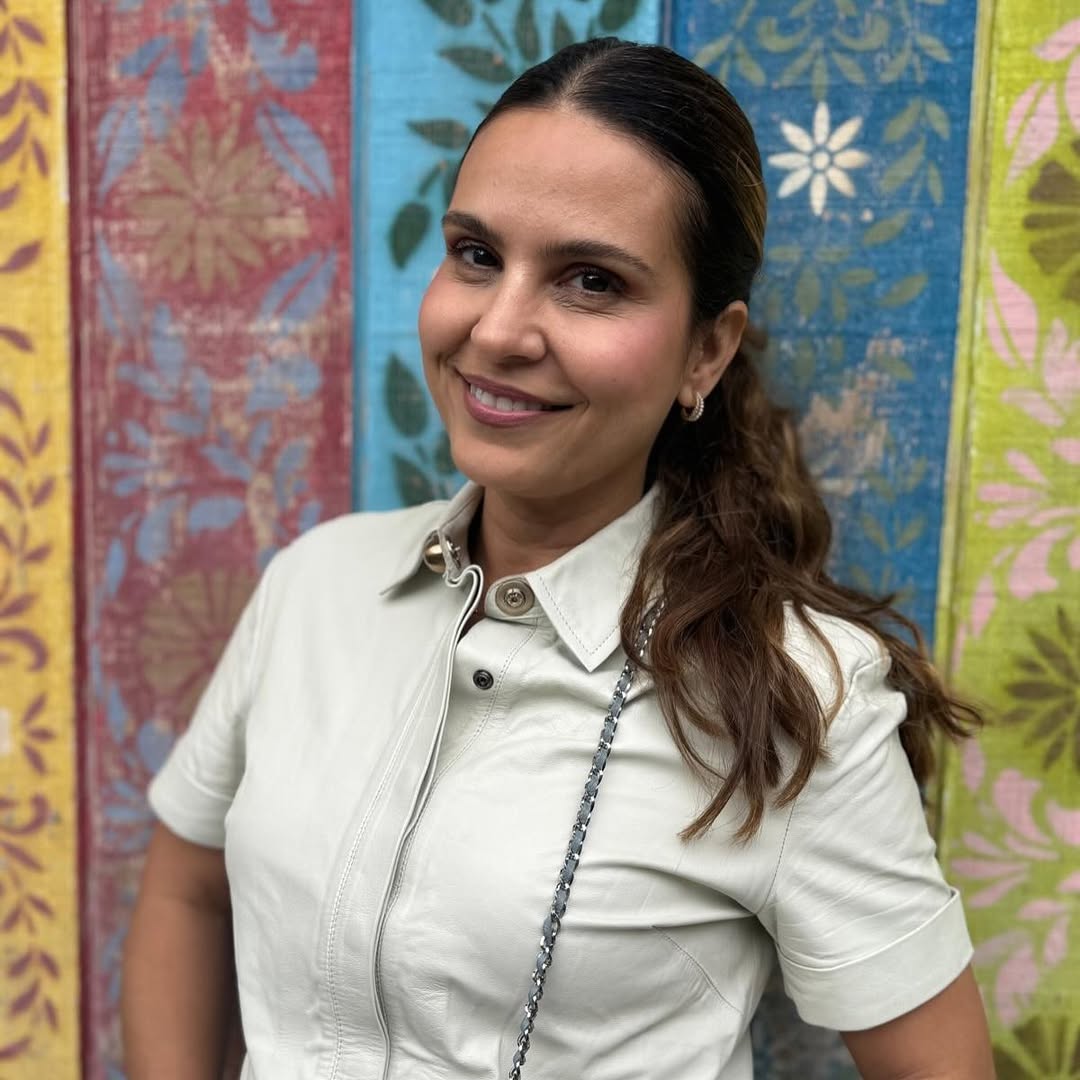 Aline Barros completou 49 anos no dia 7 de outubro como uma das maiores cantoras de música gospel do Brasil. Com uma carreira marcada por prêmios, recordes de vendas e milhões de ouvintes, a cantora simboliza o avanço e a consolidação do gênero no país.
