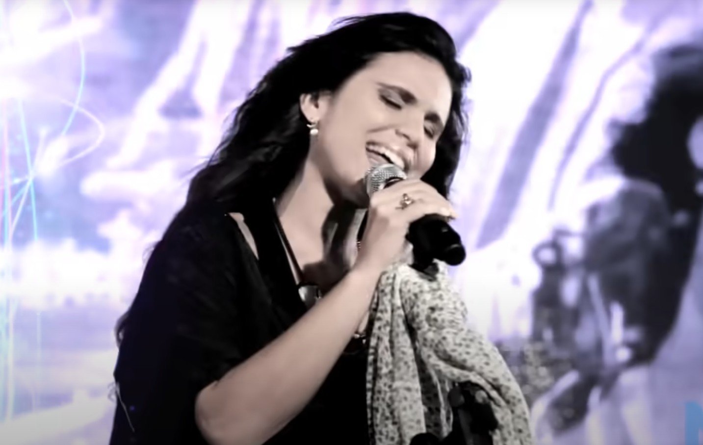 Aline Barros , que nasceu em 1976, na cidade do Rio de Janeiro, ganhou projeção com canções como “Consagração”, “Ressuscita-me”, “Sonda-me, Usa-me” e “Rendido Estou”.
