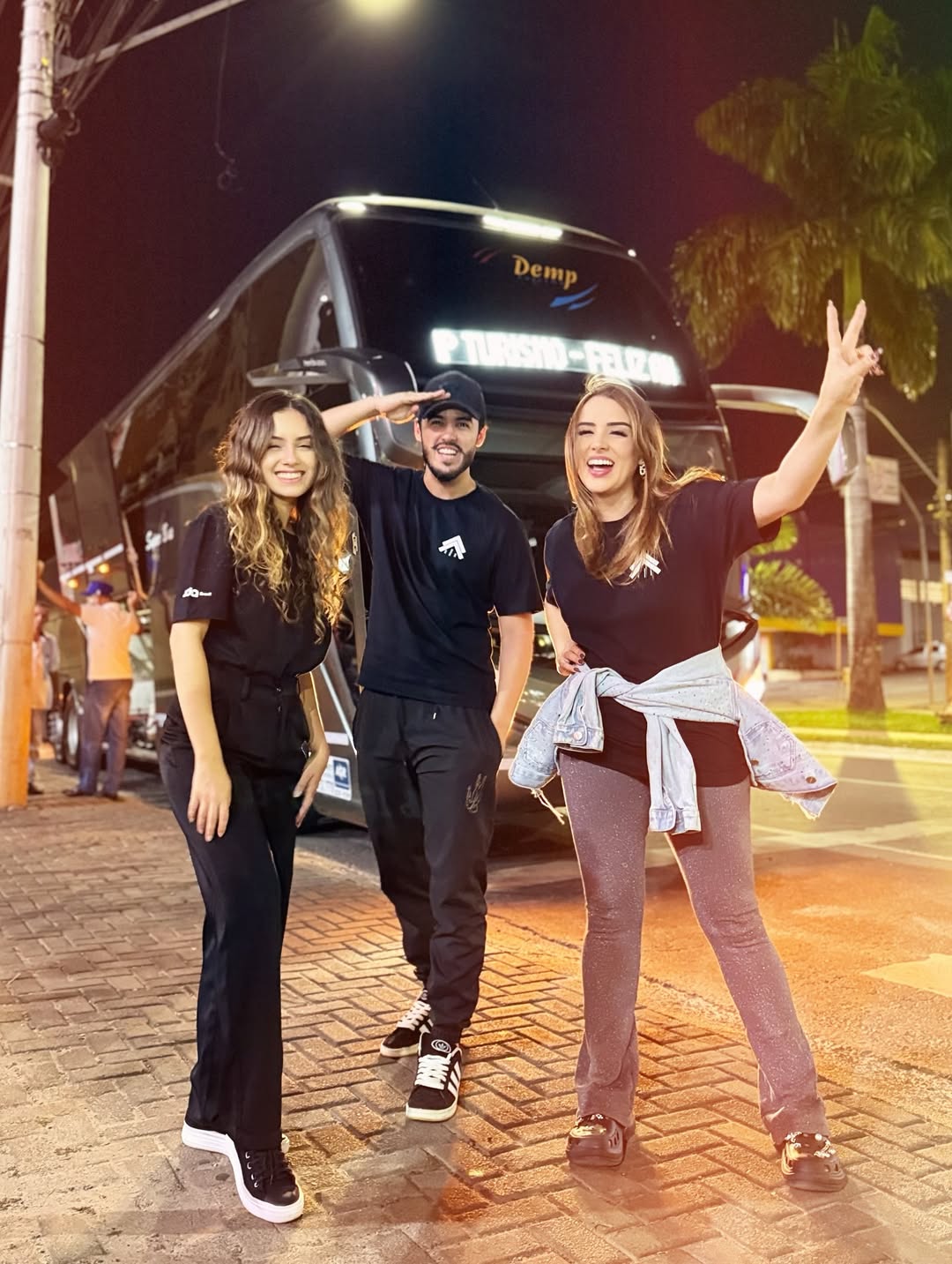 Casa Worship - o grupo aparece constantemente em rankings gospel no Spotify, com músicas como “A Casa É Sua”.


