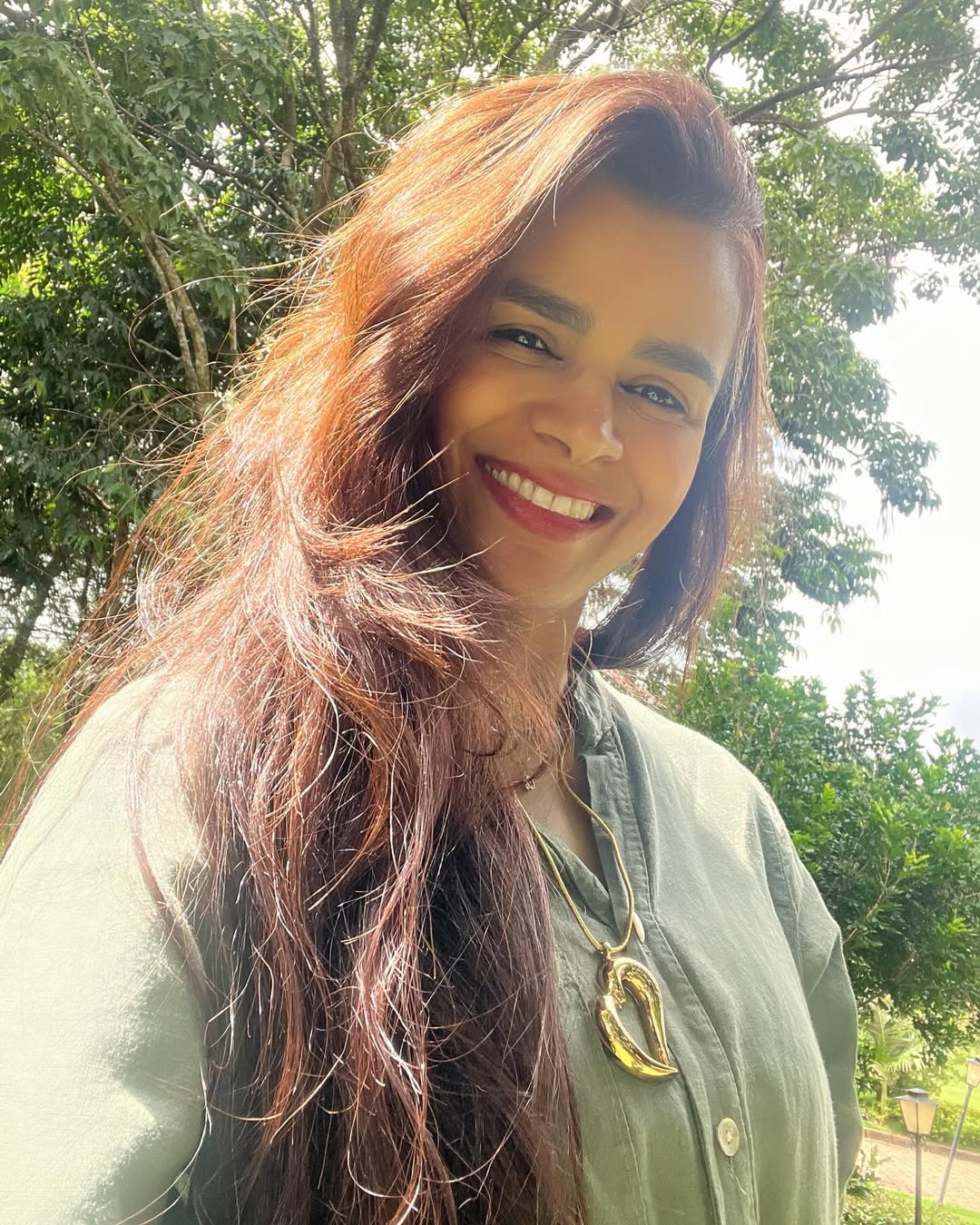 Damares - uma das cantoras mais tradicionais do gospel pentecostal brasileiro, reconhecida por seu estilo marcante e músicas de grande repercussão, como Sabor de Mel e Diamante.