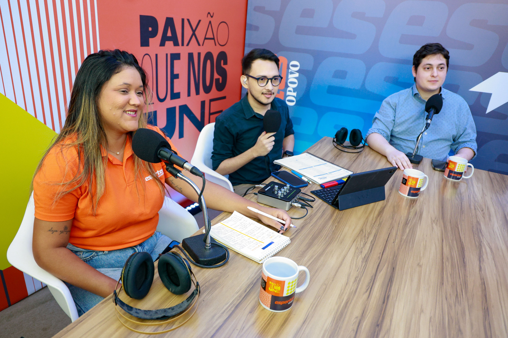Iara Costa, Alessando Oliveira e Mateus Moura durante transmiss&atilde;o do Campeonato Cearense Feminino no YouTube (Foto: FCO FONTENELE)
