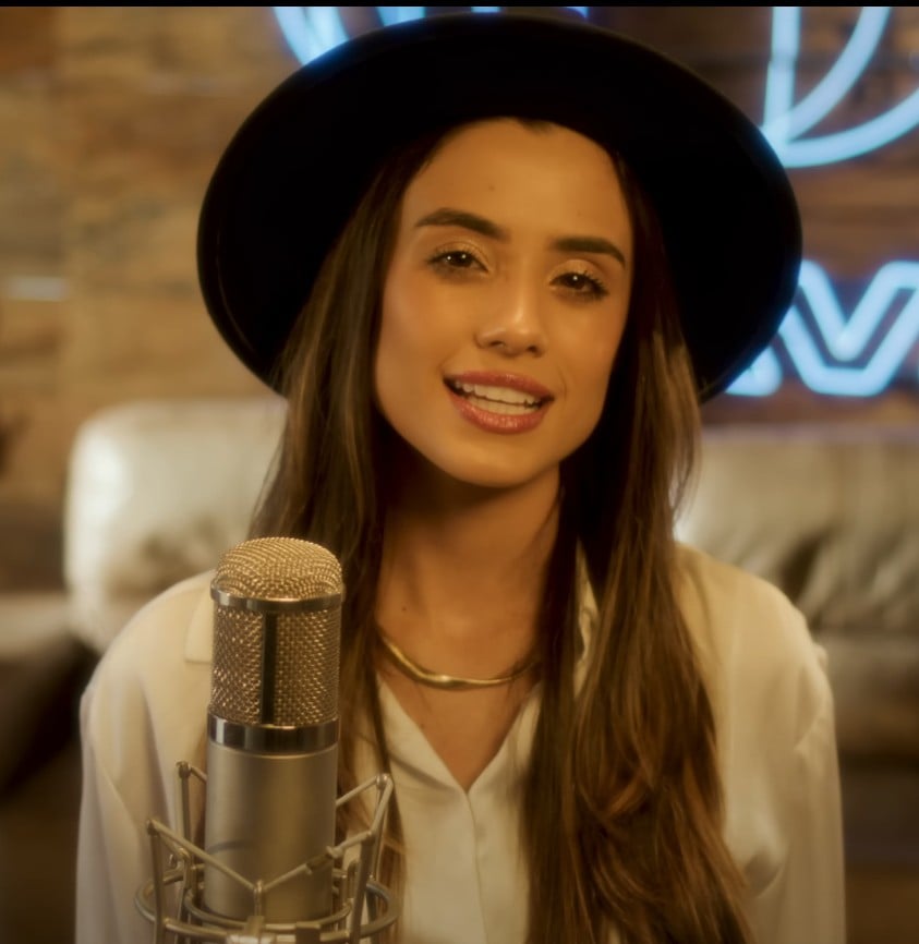 Também é intérprete da canção “Tantas Bênçãos”, versão em português de “Counting My Blessings”. A música se tornou um fenômeno nas redes sociais, especialmente no TikTok e no Instagram, onde tem sido amplamente usada por influenciadores 


