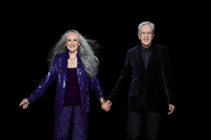 Inclusive, Caetano Veloso, ateu declarado e membro de uma família que celebra os orixás da Umbanda em suas canções, interpretou no palco a música “Deus Cuida de Mim”, de Kleber Lucas, durante o show que apresentou ao lado de Bethânia no Réveillon de Copacabana.
