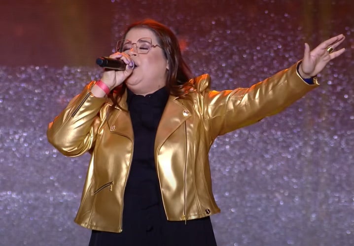 Midian Lima - reconhecida por sua voz marcante, conta com sucessos como Jó, Prioridade e Não Pare, que acumulam milhões de visualizações nas plataformas digitais.