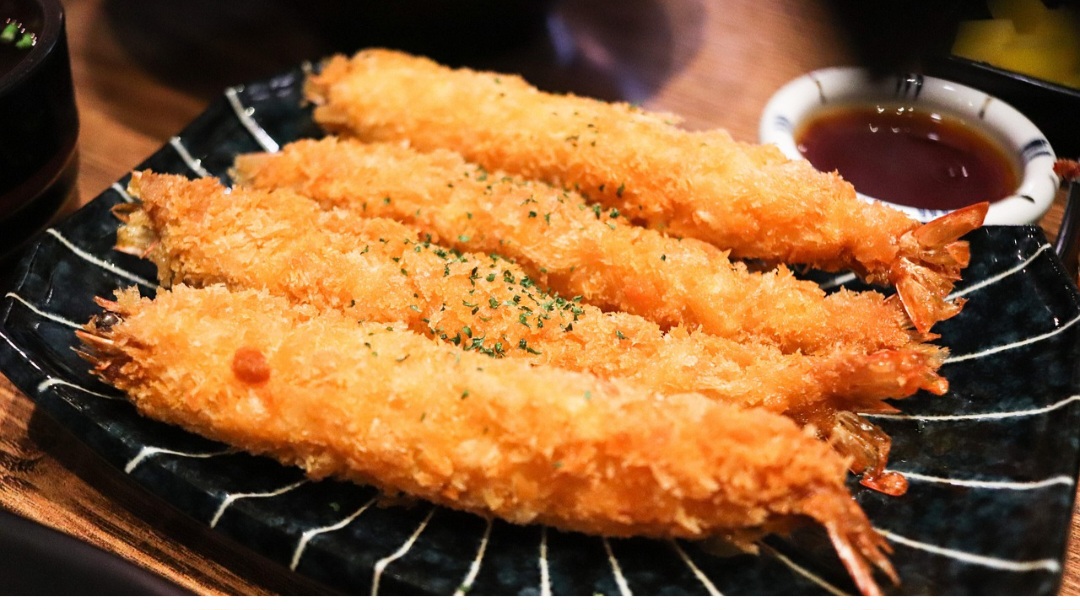 Um dos locais brasileiros em que o consumo do camarão chama a atenção é justamente o Nordeste. Por lá, eles podem aparecer empanados na farinha de tapioca, um elemento regional que dá mais crocância ao prato.