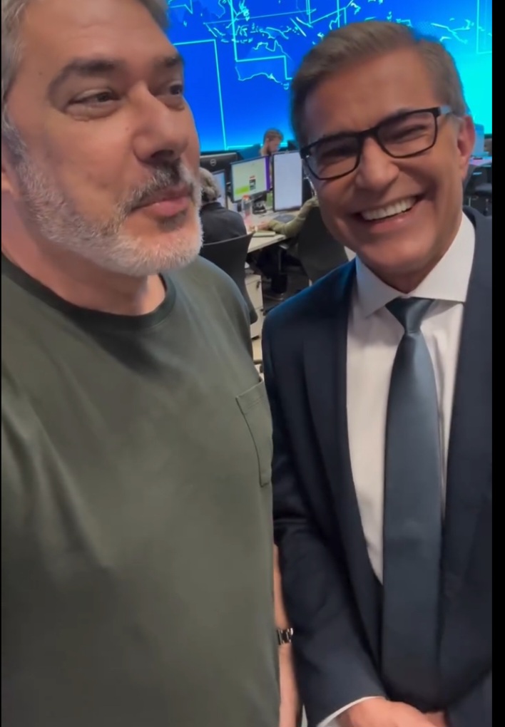 Helter disse: Porque você está gripado. Você é um paciente difícil, não devia ter vindo, devia ter ficado descansando em casa, mas você veio para fechar o jornal. É por isso, está dodói, gripado.