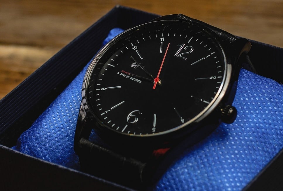 Relógios de quartzo, o tipo mais comum de relógios, oferecem precisão e estabilidade. Não exigem corda e precisa apenas trocar a bateria uma vez a cada um ou dois anos. 