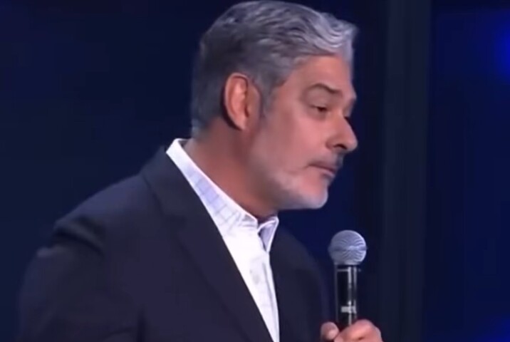 Ao falar sobre o retorno da Fórmula 1 à emissora em 2026, o jornalista brincou com a perda de interesse do público durante o período em que a Band transmitiu a categoria: Vocês sabem o que é Fórmula 1 ainda, né? Porque saiu da Globo e... né?. A fala, somada a outras de Fábio Porchat e Eduardo Sterblich, gerou incômodo entre profissionais da Band.