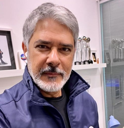 A Globo, aliás, anunciou em 1/9/2025 que William Bonner deixará a bancada do Jornal Nacional e passará a trabalhar no Globo Repórter. Ele será substituído por César Tralli, que fará a parceria com Renata Vasconcellos, mantida na função. 