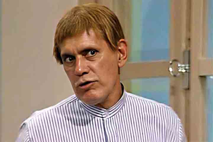 Ele ficou conhecido na televisão ao interpretar o personagem Juscelino Barbacena na “Escolinha do Professor Raimundo, atração comandada por Chico Anysio. 
