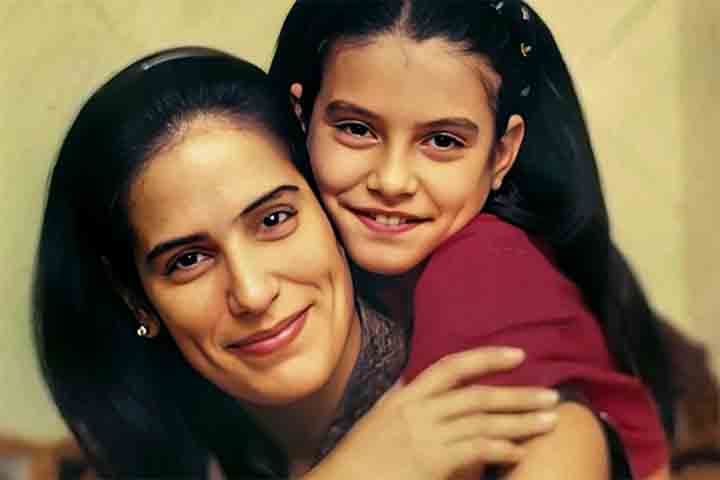 Nos anos 1990, Cleo Pires chegou a fazer uma curta participação na minissérie “Memorial de Maria Moura”, incentivada pela mãe. 
