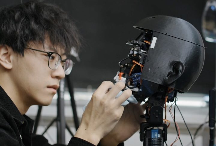 “Em 10 anos, poderemos interagir com robôs e sentir que eles são quase humanos, declarou Yuhang, em entrevista ao South China Morning Post.