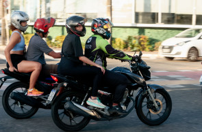 FORTALEZA, CEARÁ, BRASIL, 17-10-2025: Pnad IBGE sobre trabalhos digitais e trabalhadores por aplicativo como moto entregadores e moto uber. (Foto: Samuel Setubal/ O Povo)
