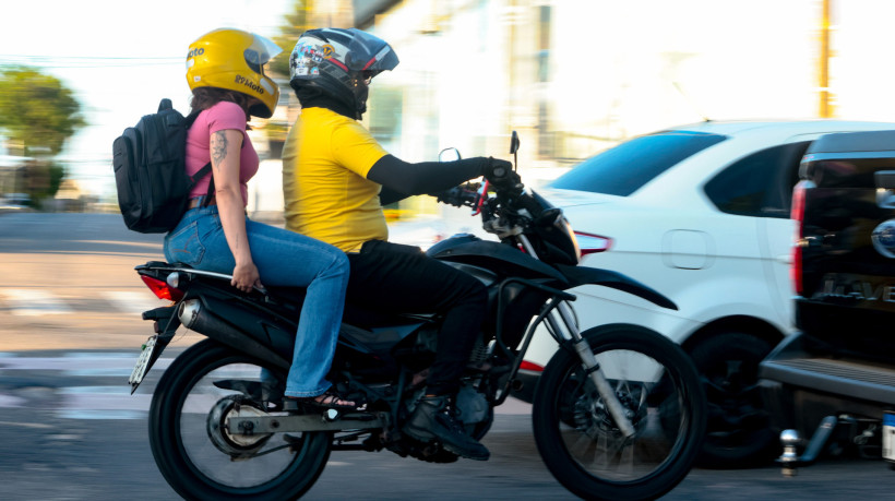 FORTALEZA, CEAR&Aacute;, BRASIL, 17-10-2025: Cadastro &eacute; feito de forma online e gratuita para motociclistas que atuam por aplicativos de transporte e entrega (Foto: Samuel Setubal/ O Povo)