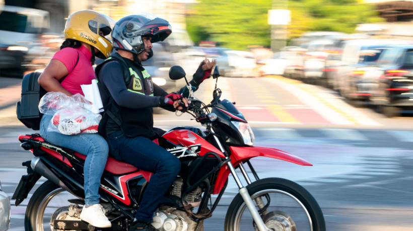 Em fase final de elabora&ccedil;&atilde;o, medida in&eacute;dita reconhece atividade de motociclistas de plataformas como 99 e Uber.