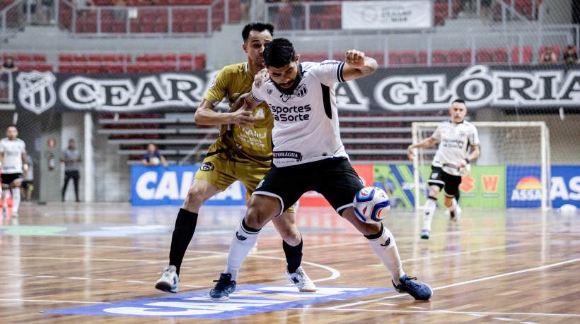 Douglas Pec&eacute;m sendo marcado por atleta do Traipu