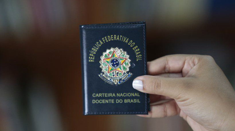 A iniciativa tem como objetivos fortalecer a formação docente; incentivar o ingresso de professores no ensino público; e valorizar os profissionais do magistério.