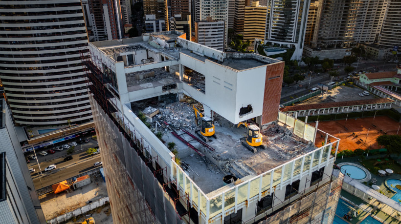 Andamento da demoli&ccedil;&atilde;o do Hotel Seara, na Beira Mar