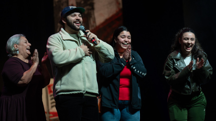 Humorista apresenta stand up de 1h40min com histórias da vida e reflexões sobre namoro e relacionamentos no Theatro Via Sul.