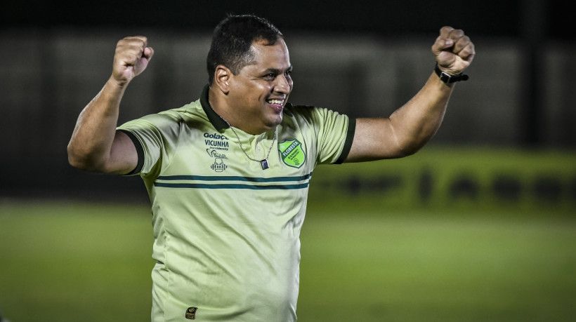 Leston Júnior comemorando vitória de 2 a 0 do Floresta sobre o São Bernardo-SP