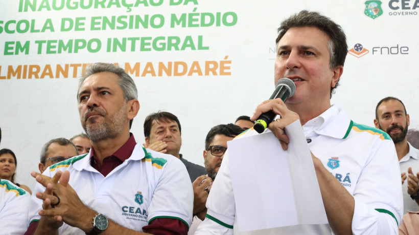 A entrega da escola contou com a presen&ccedil;a do governador do Cear&aacute;, Elmano de Freitas (PT), do ministro da Educa&ccedil;&atilde;o, Camilo Santana (PT), entre outras autoridades

