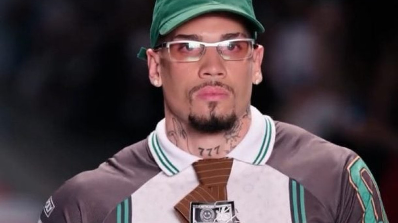 Em recuperação de uma cirurgia, o atacante do Palmeiras desfilou a convite do estilista Dario Mittmann na última quinta-feira; veja vídeo