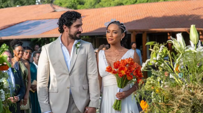 No último capítulo, Raquel e Ivan se casam em uma cerimônia luxuosa 