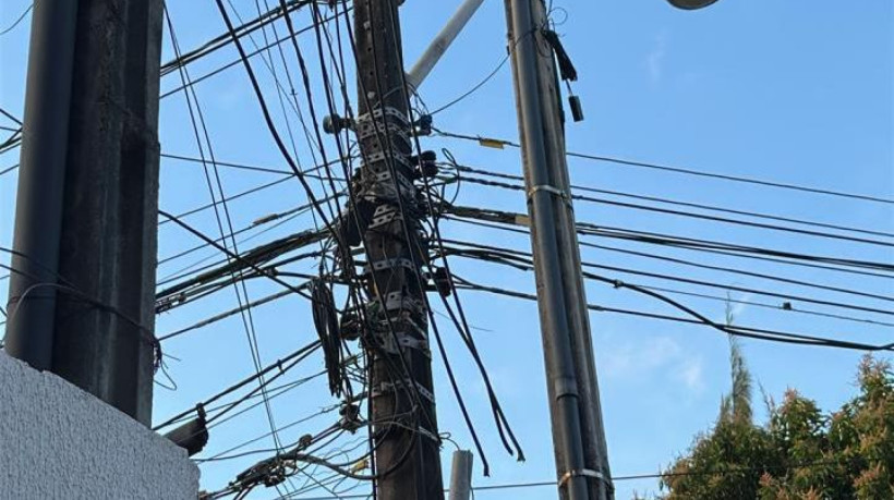 Cabos cortados na avenida Santos Dumont