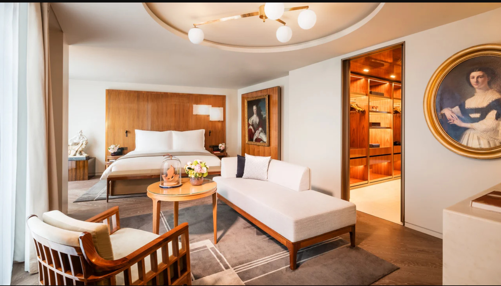 O hotel oferece acomodações impressionantes, como o Grand Appartement Rive Gauche, de 169 m², com diária média de 15.850 euros (cerca de R$ 101 mil), criado em parceria com as galerias Carré Rive Gauche.