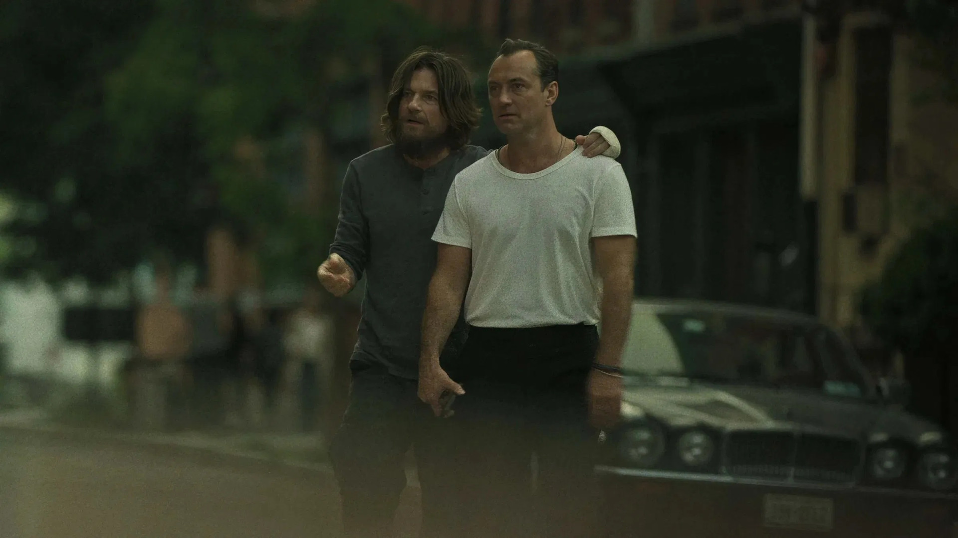 Estrelada por Jude Law e Jason Bateman, 