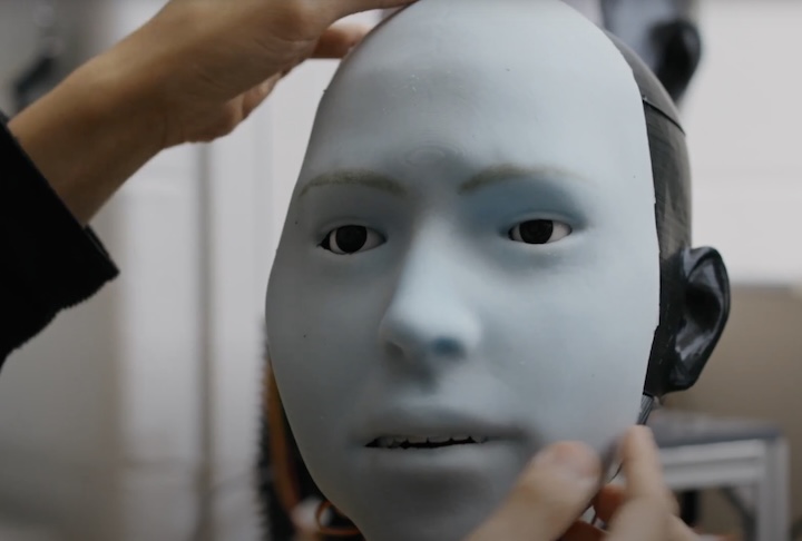 Talvez em 20 anos, eles poderão andar normalmente e realizar algumas tarefas como uma pessoa”, reforçou.