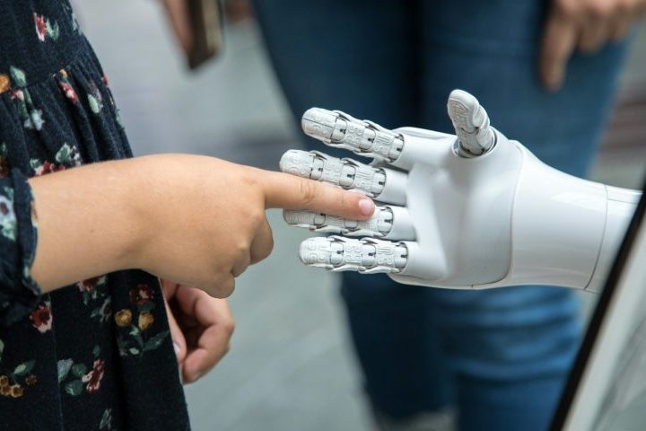 Em 2024, o fundador da AheadForm, Yuhang Hu, publicou um estudo na Science Robotics sinalizando avanços rumo a humanoides com leitura emocional.