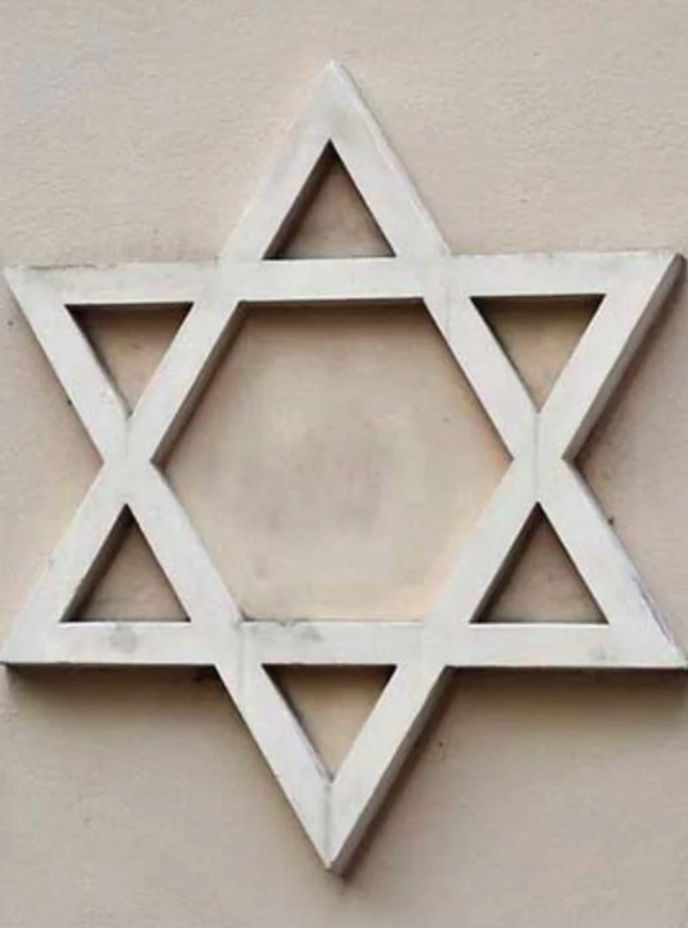 Estrela de Davi - É um símbolo de seis pontas, é usado como amuleto da sorte. Encontrado em joias, decorações e objetos de arte, pode ser feito de ouro, prata ou outros metais preciosos. Conhecida como Magen David em hebraico, que significa Escudo de Davi, simboliza proteção espiritual e é também um símbolo de identidade e unidade do povo judeu.