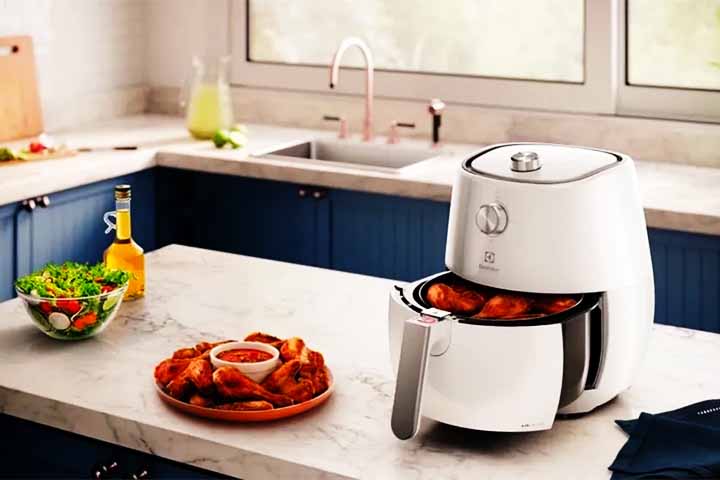 Outro risco importante relacionado à air fryer é o choque elétrico, que pode ocorrer, especialmente quando o aparelho é usado em áreas úmidas ou em contato com líquidos. Para garantir a segurança, inspecione regularmente o cabo e a tomada para verificar possíveis danos ou fios expostos. 