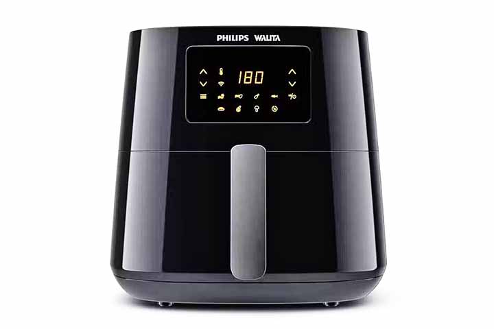 Também é importante garantir que o cesto esteja sempre sendo utilizado, pois ele é fundamental para que o preparo seja feito de forma adequada e segura. Alguns outros materiais, como plásticos não recomendados para uso em altas temperaturas ou vidro não temperado, também devem ser evitados na air fryer, pois podem derreter ou até estourar.