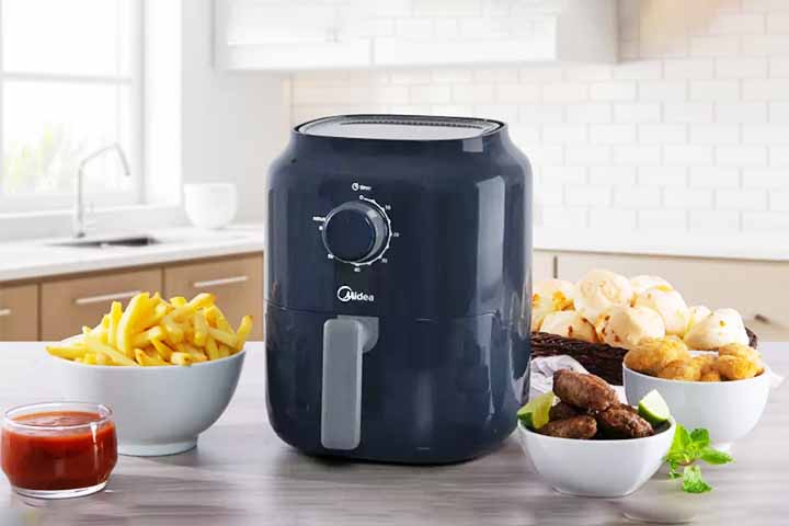Após a limpeza, enxágue bem e seque o cesto naturalmente ou com um pano seco. Para limpar a parte externa da air fryer, utilize um pano úmido com detergente e finalize com um pano seco.