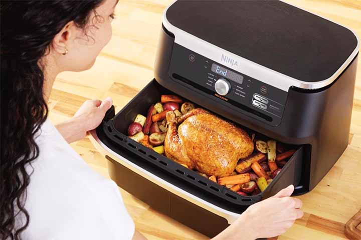 Além disso, nunca deixe a fritadeira funcionando sem supervisão e posicione-a longe de materiais inflamáveis, como cortinas ou toalhas.