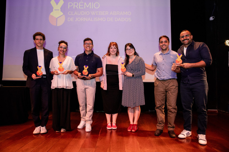 Vencedores do VII Pr&ecirc;mio de Jornalismo Cl&aacute;udio Weber Abramo de Jornalismo de Dados(Foto: Natalia Cesar)