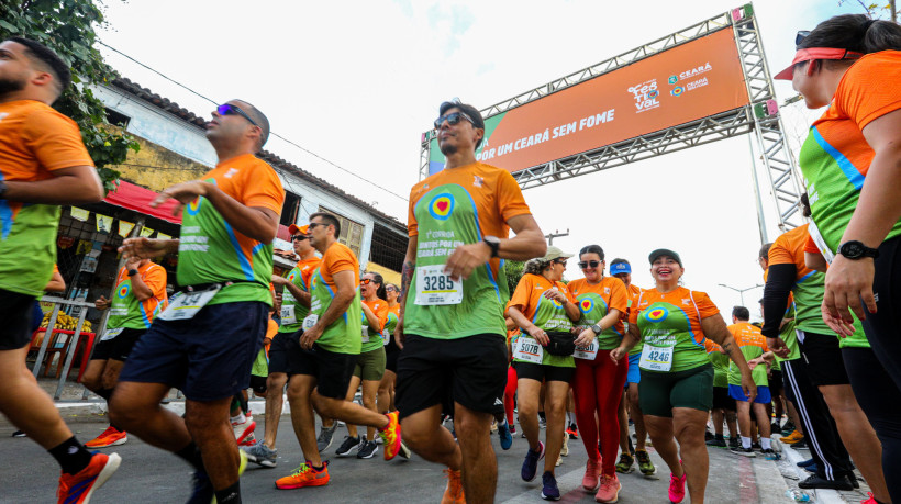 Corrida solidária na orla de Fortaleza reúne 6 mil pessoas e arrecada 20 mil kg de alimentos.